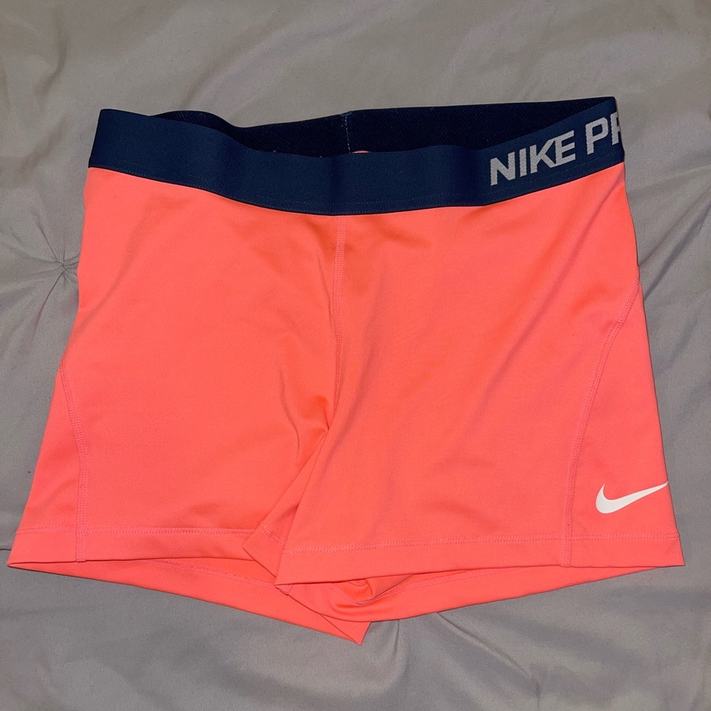 Coral Nike pro shorts !